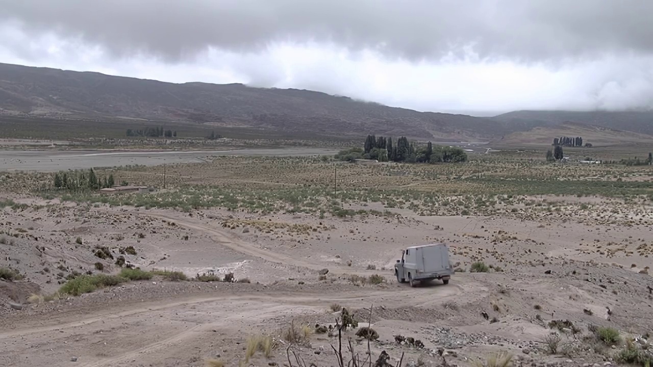 阿根廷，卡塔马卡，拉斯奎瓦斯，一辆旧汽车在安第斯山脉附近的土路上行驶。视频素材