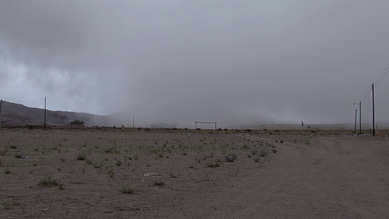 旋转的空气柱和暴风雨云在一个农村足球场，阿根廷卡塔马卡。视频素材