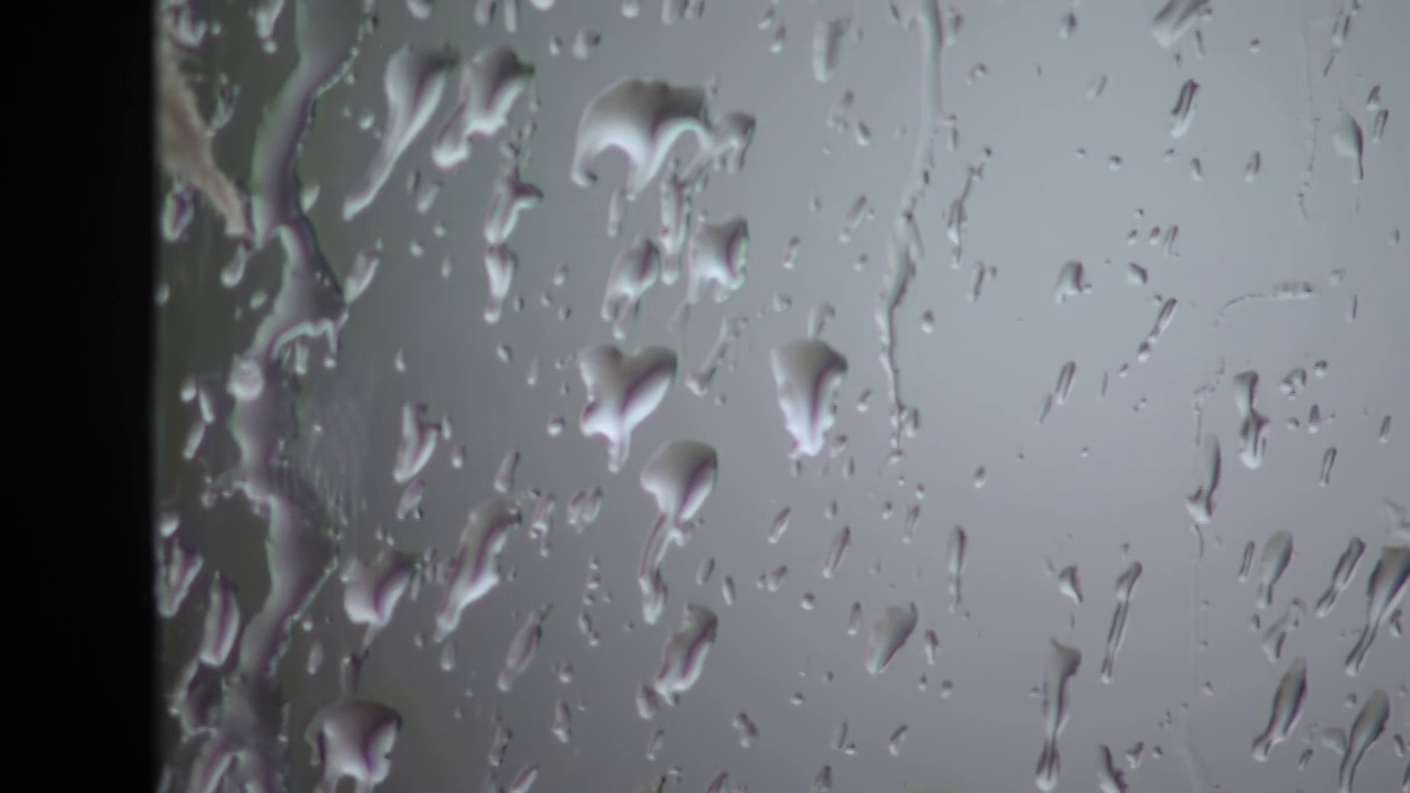 窗户上的水滴，窗户上的雨滴的背景。特写镜头。视频素材