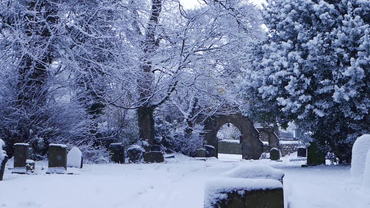 冬天下雪的教堂墓地视频素材