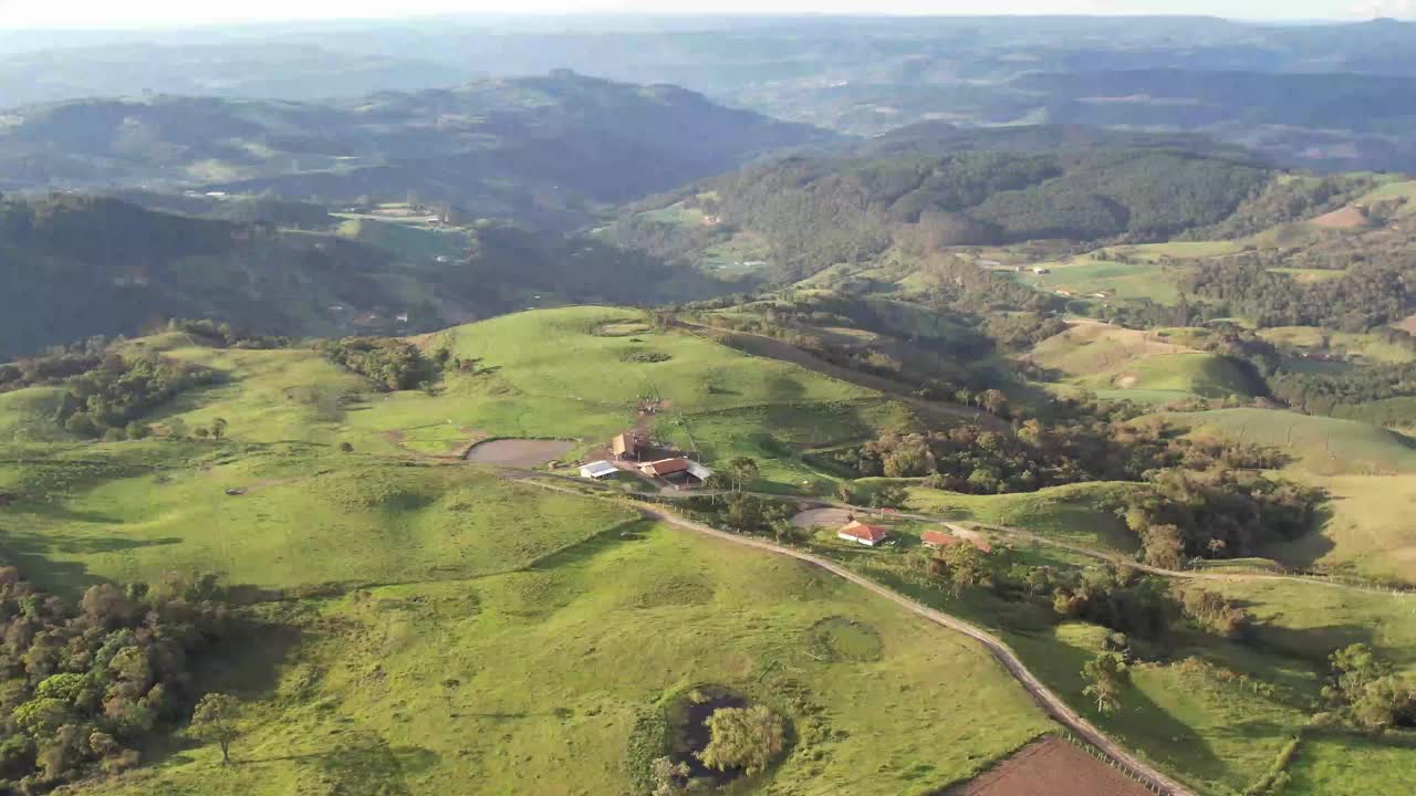 村庄的房子在山区与针叶林，松树和南洋杉林视频素材