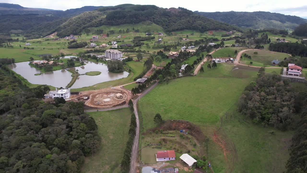 村庄的房子在山区与针叶林，松树和南洋杉林视频素材