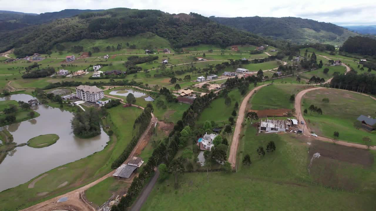 村庄的房子在山区与针叶林，松树和南洋杉林视频素材