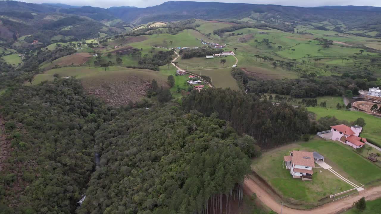 村庄的房子在山区与针叶林，松树和南洋杉林视频素材