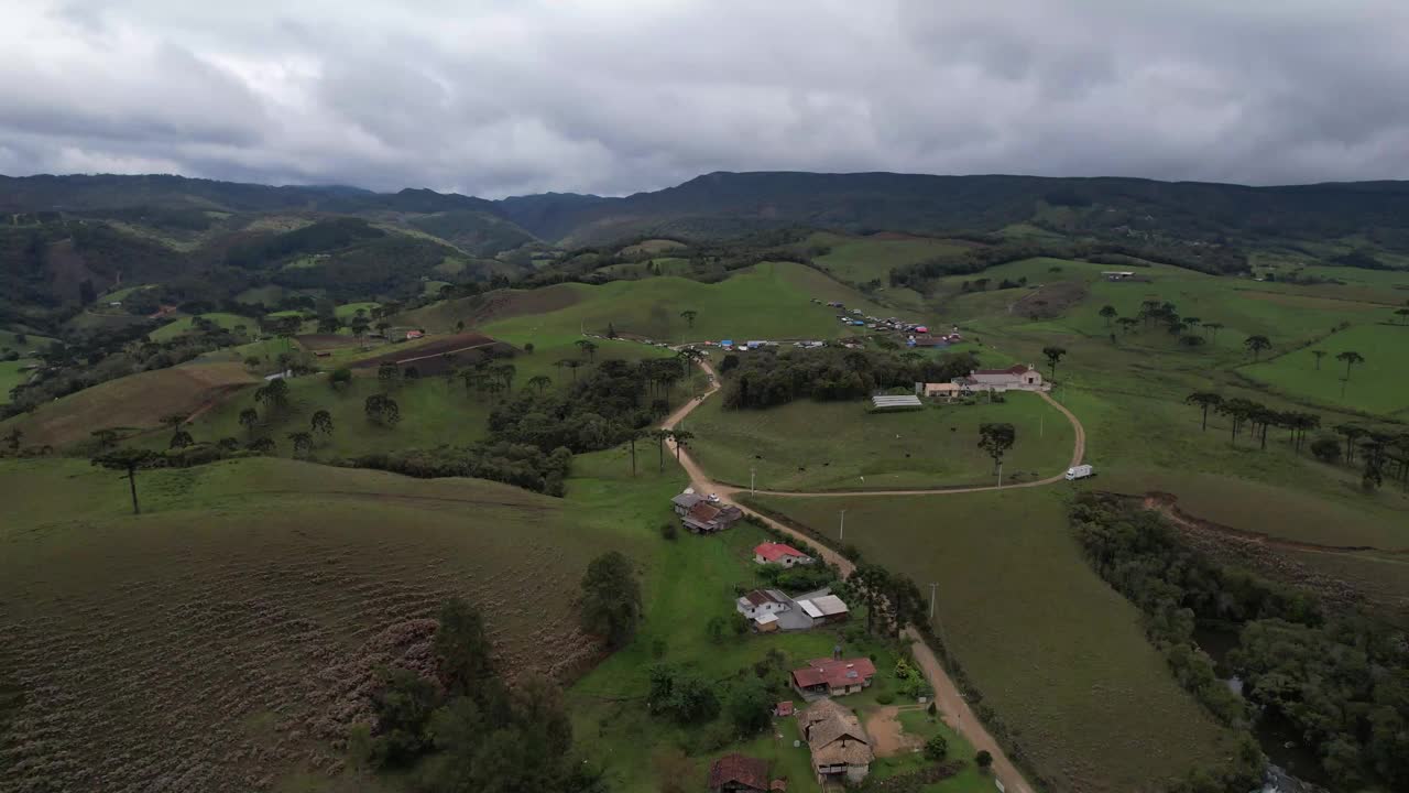 村庄的房子在山区与针叶林，松树和南洋杉林视频素材