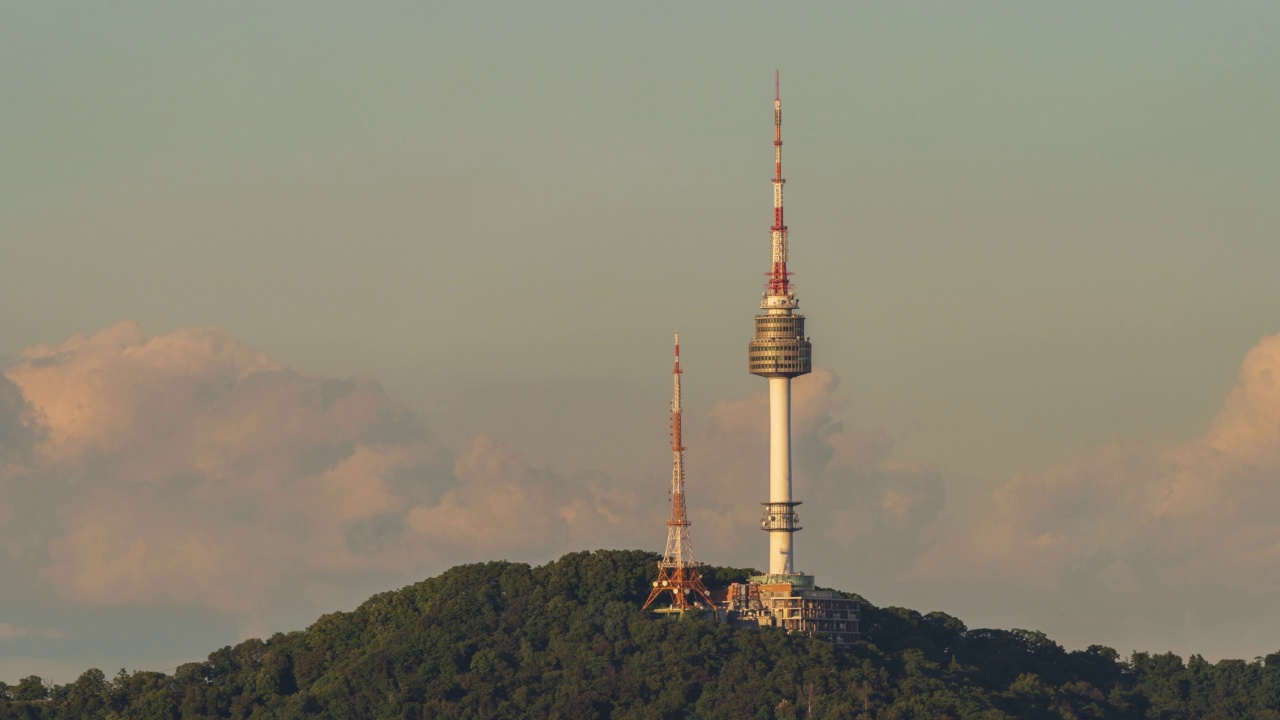 白天:韩国首尔，南山和N首尔塔附近的市中心视频素材