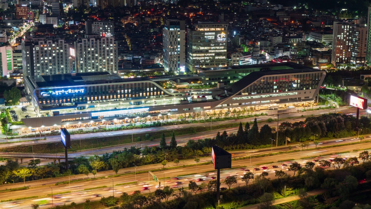 汉城铜雀区奥林匹克大路和鹭梁津水产批发市场的夜景视频素材