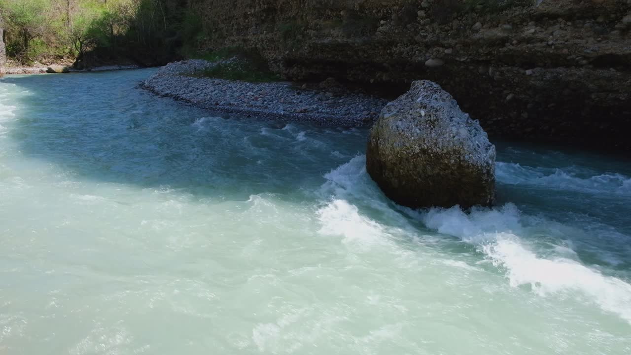 Aksu河峡谷在Aksu- zhabagly自然保护区。视频素材