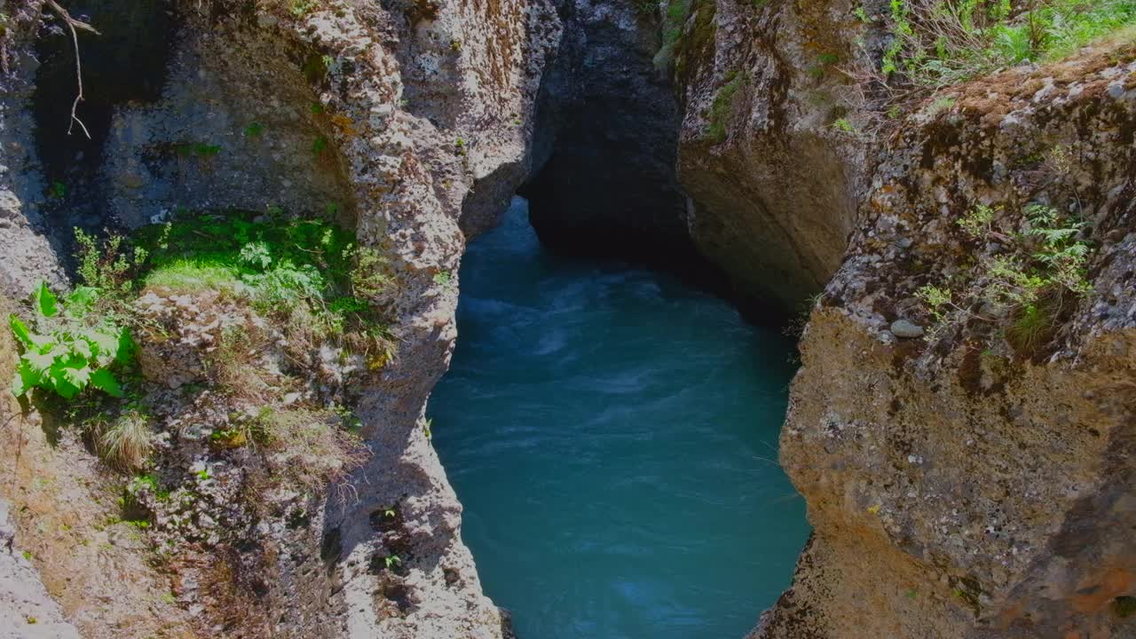 Aksu河峡谷在Aksu- zhabagly自然保护区。视频下载