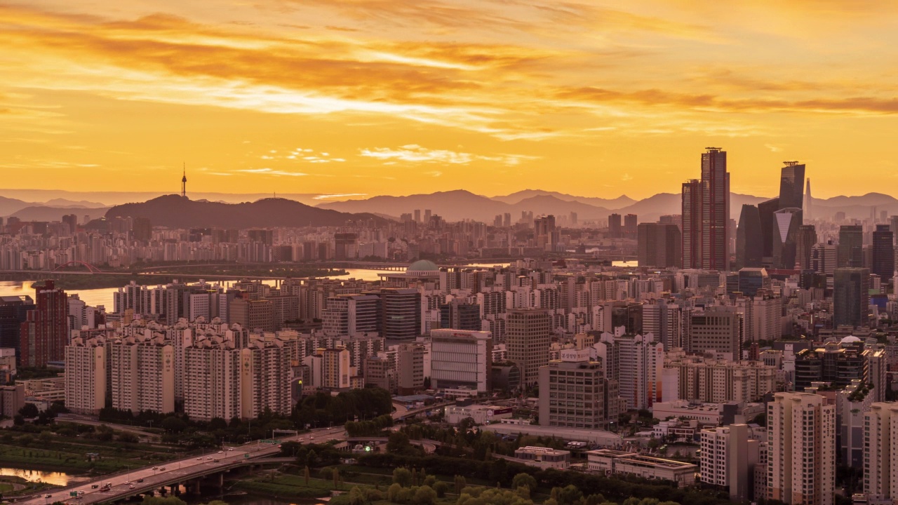 ▽黎明=韩国首尔市木区和汝矣岛金融区(阳川区、永登浦区、麻浦区)中心的汉江、安阳川川、N首尔塔、首尔国际金融中心的日出视频素材