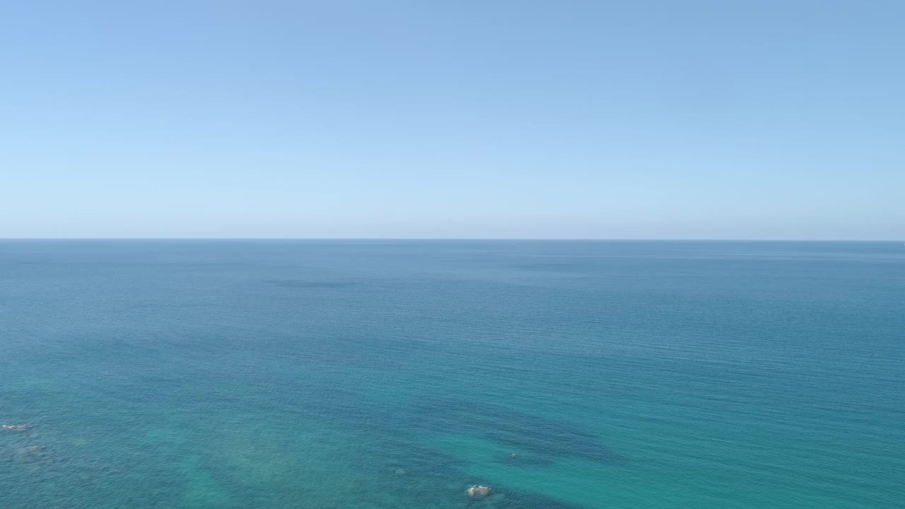 热带海美丽的海水海水表面在夏天的一天鸟瞰图无人机相机顶部下来视频素材