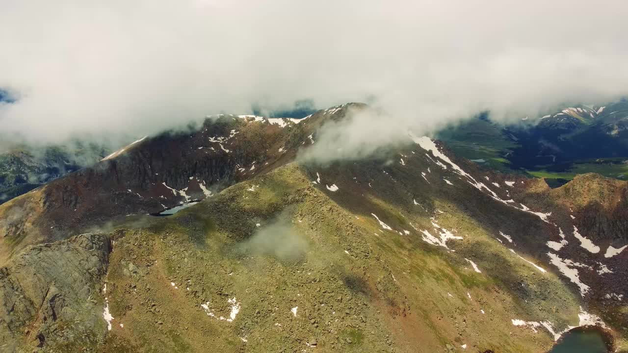 从科罗拉多州埃文斯山鸟瞰风景视频素材