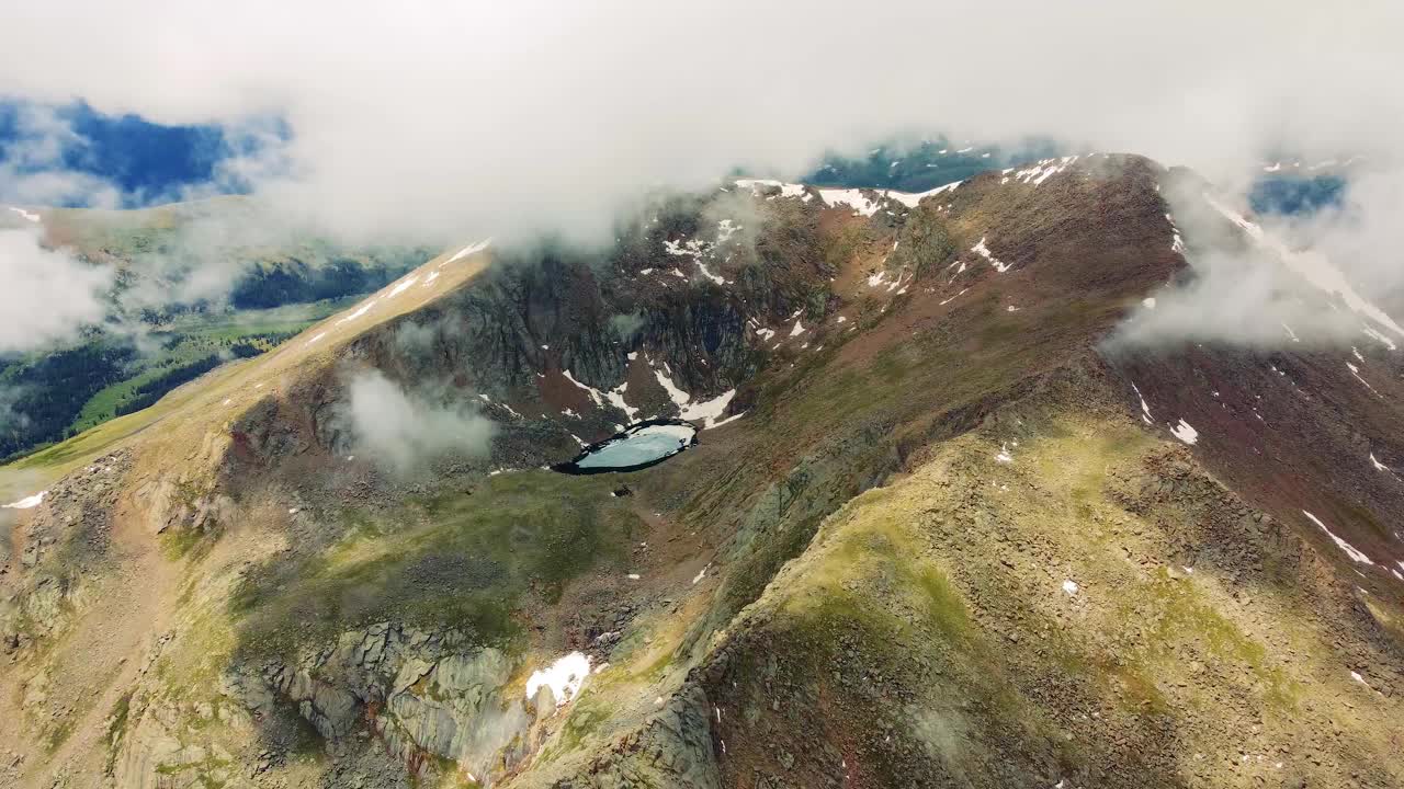 从科罗拉多州埃文斯山鸟瞰风景视频素材