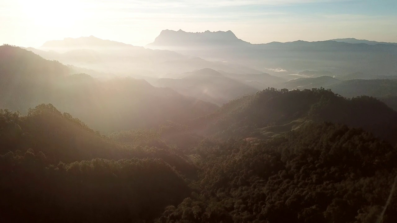 黎明时分，泰国清迈省Doi Luang Chiang Dao山的壮观景色。视频素材