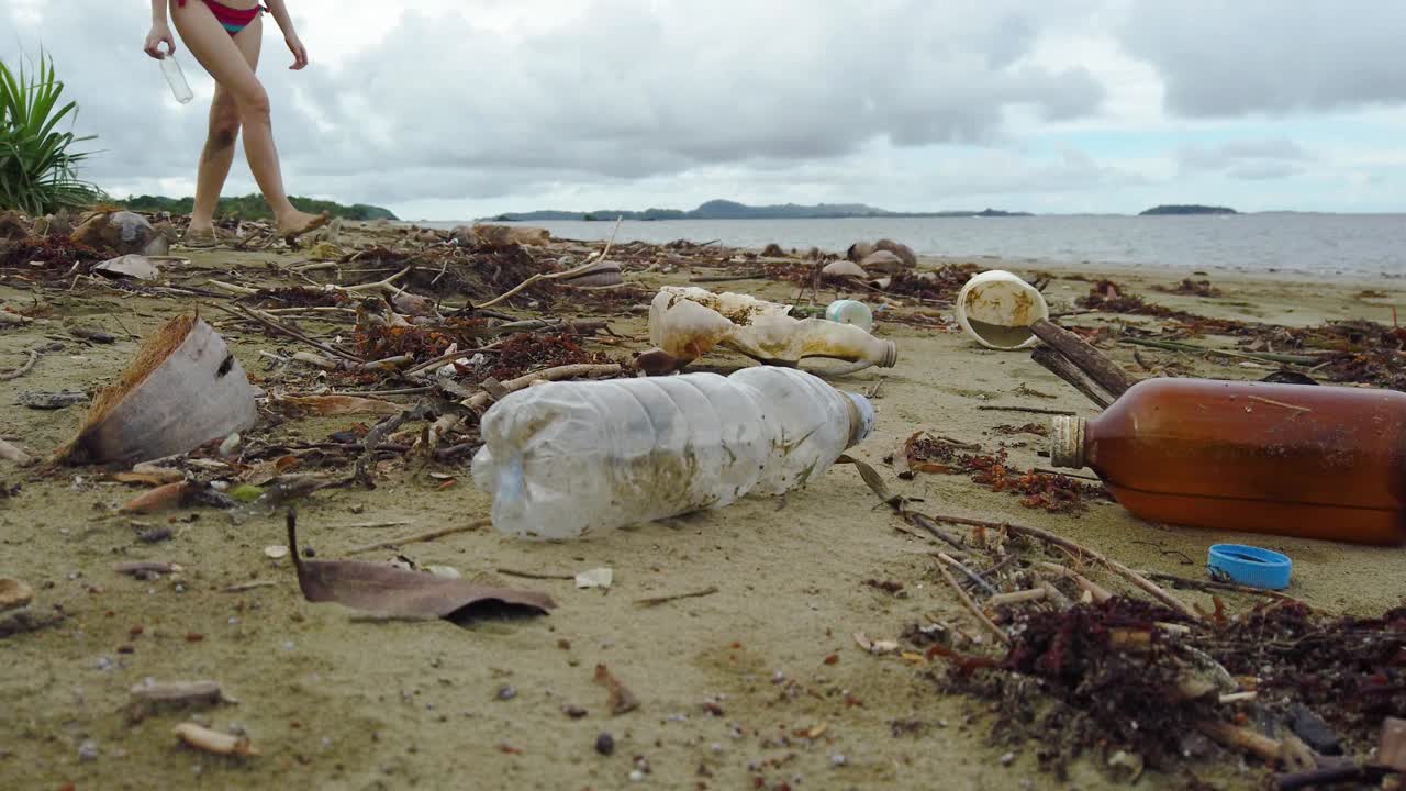 游客在海滩上乱扔垃圾视频素材