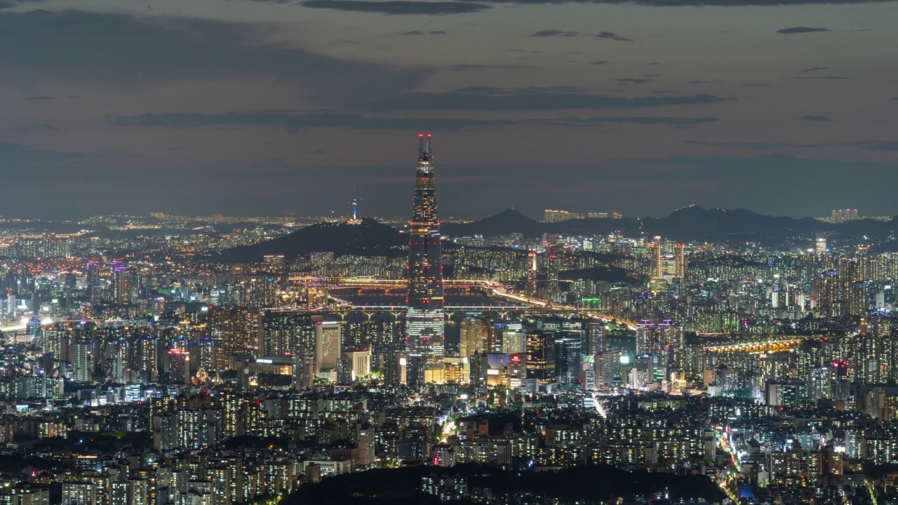 首尔蚕室区松坡区市中心的汉江、N首尔塔、乐天世界塔的夜景视频素材