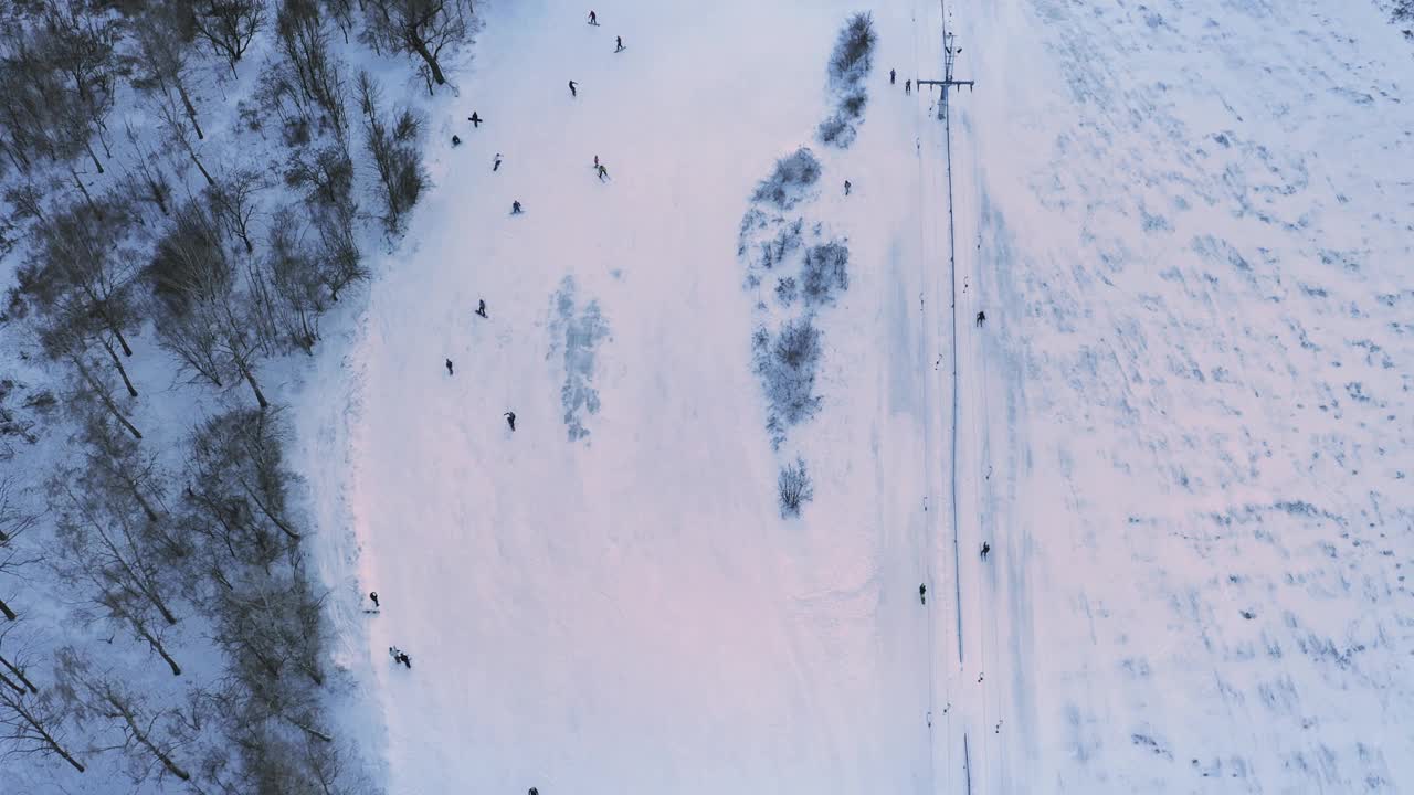 滑雪板在周末用滑雪缆车在雪坡上滑雪。视频素材