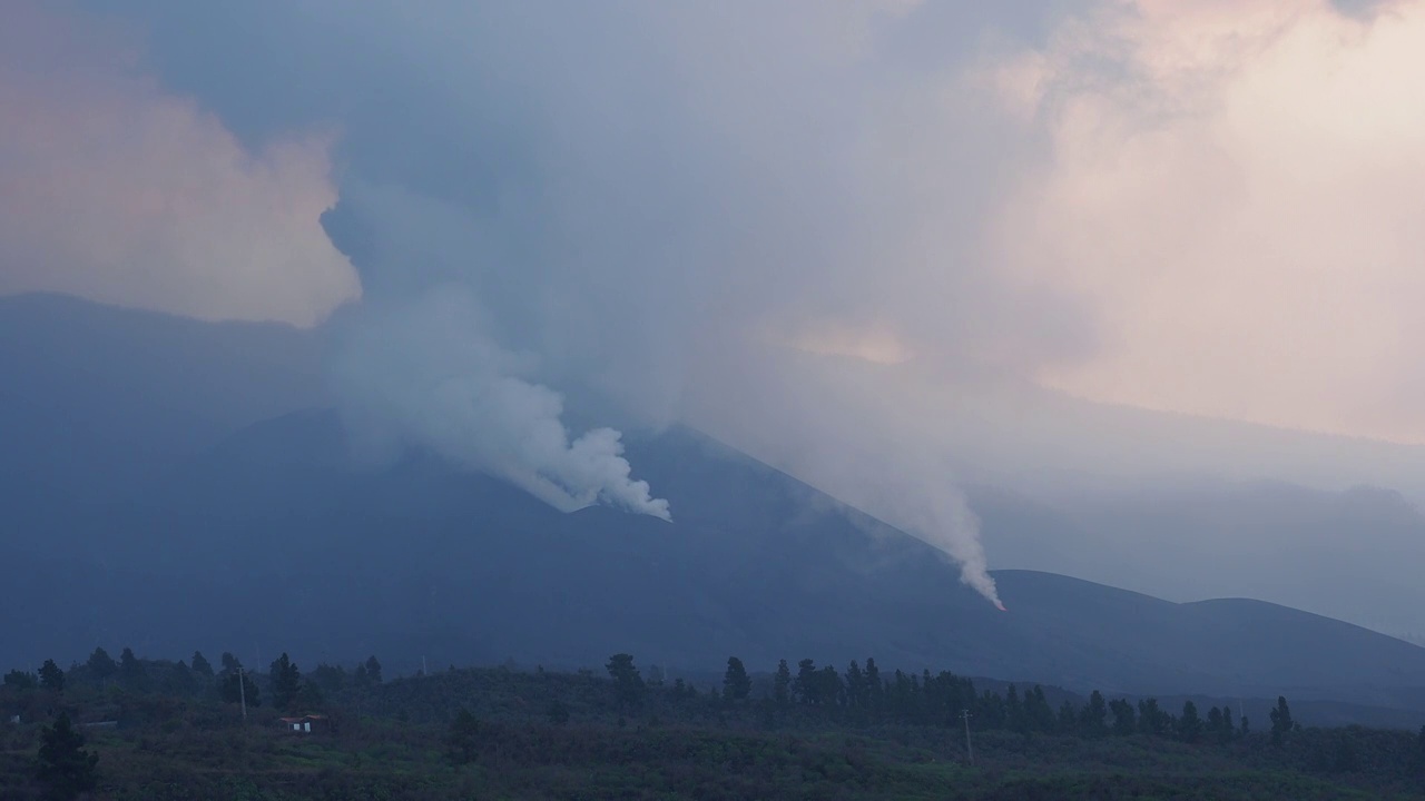 火山喷发。俯瞰康伯维哈火山，浓烟和熔岩柱从主锥中喷出。视频素材