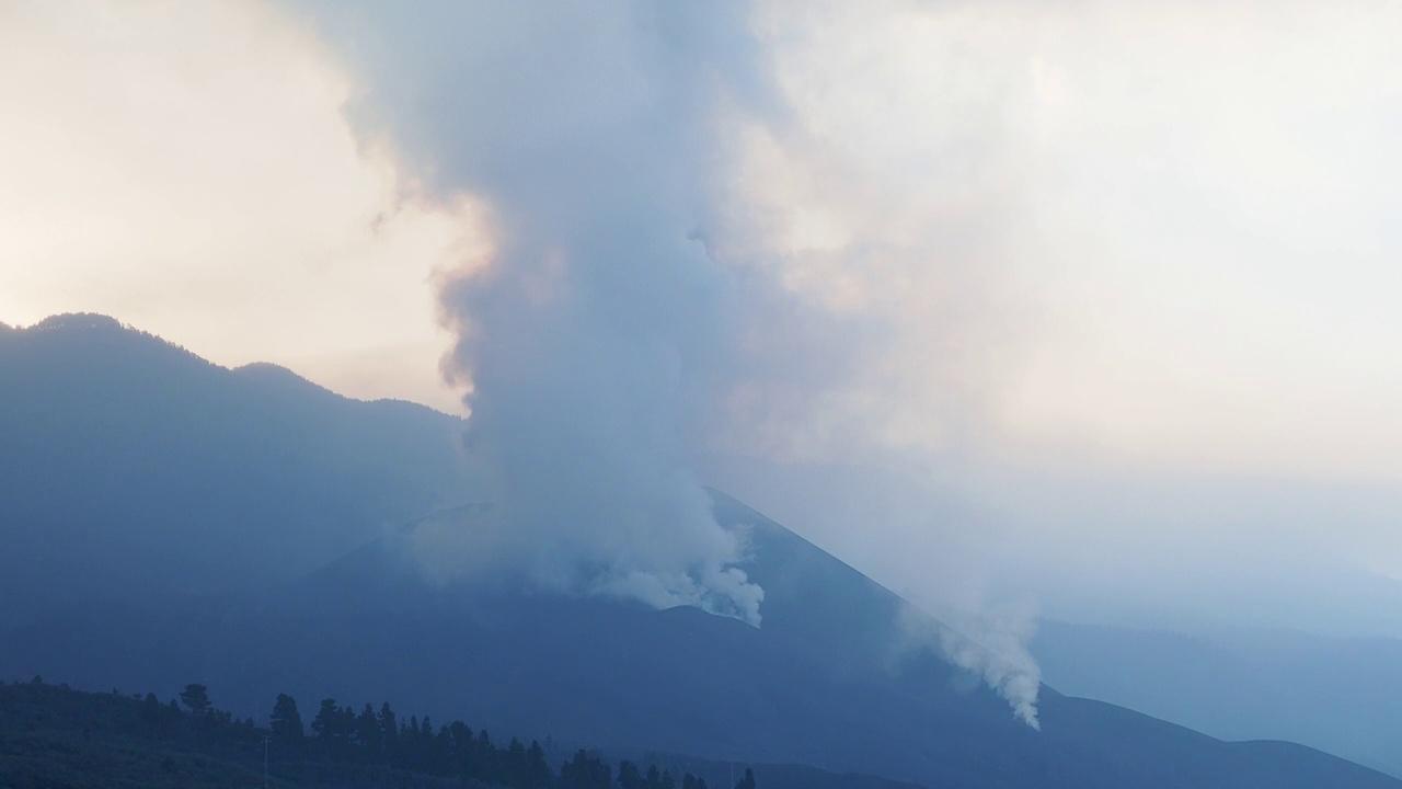 火山喷发。俯瞰康伯维哈火山，浓烟和熔岩柱从主锥中喷出。视频素材