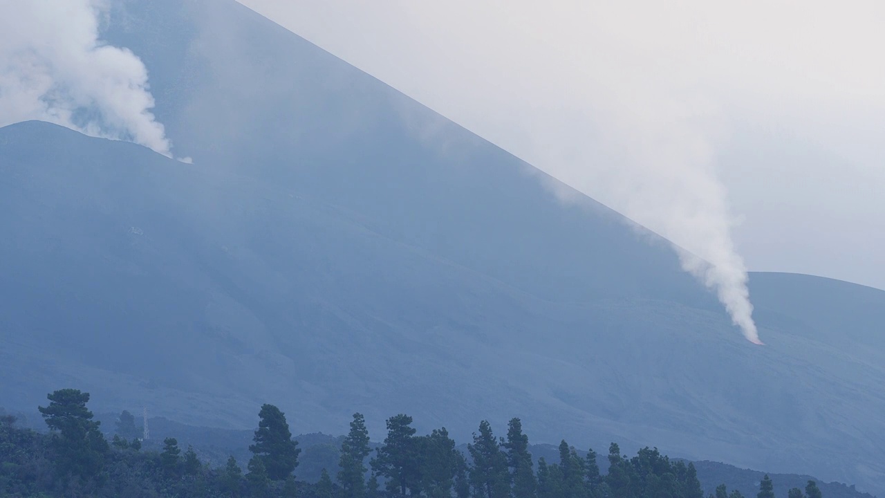 火山喷发。俯瞰康伯维哈火山，浓烟和熔岩柱从主锥中喷出。视频素材