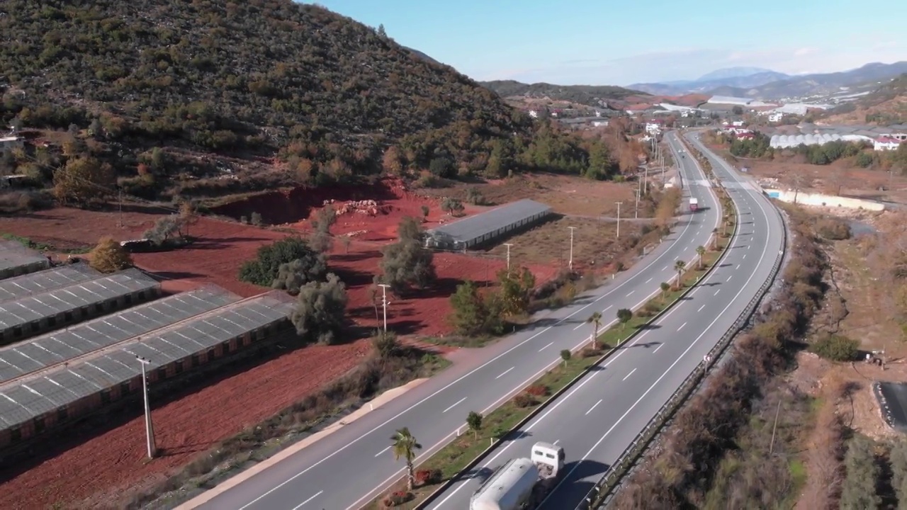 高速公路穿越群山。汽车在山上行驶。汽车驶过风景如画的风景。景观山路视频素材