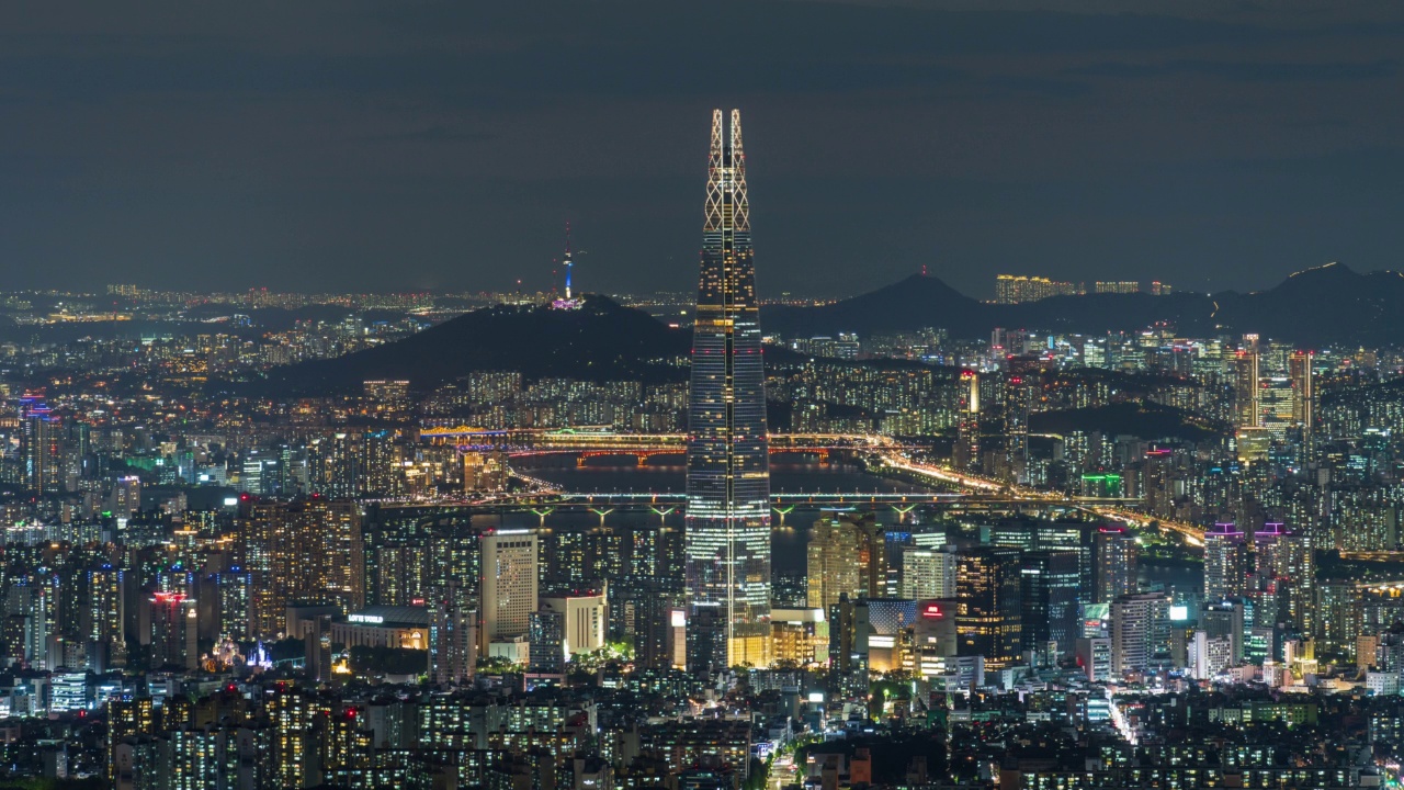 首尔蚕室区松坡区市中心的汉江、N首尔塔、乐天世界塔的夜景视频素材