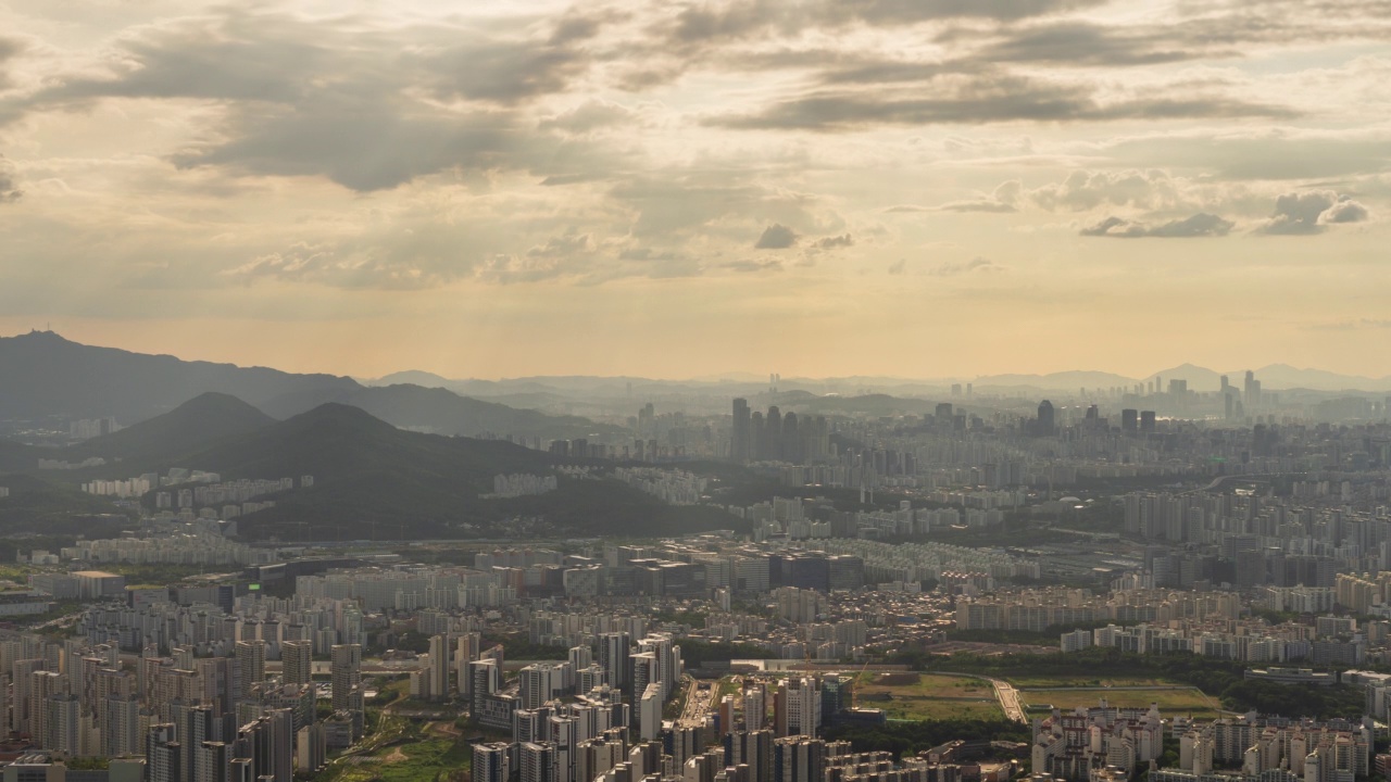 从南韩山城眺望——韩国首尔道谷区和松坡区、江南区周边市中心的三星塔宫白天的景色视频素材