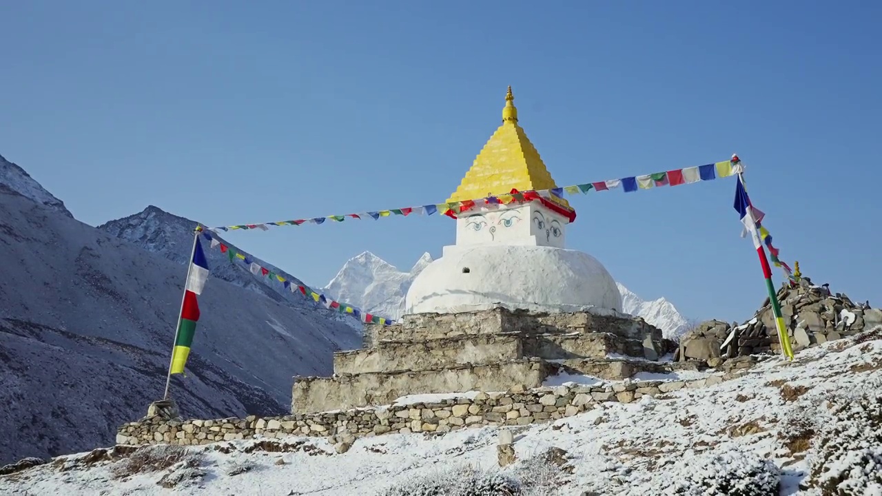 雪白的佛塔，金色的塔尖，幽静的高地神龛视频素材