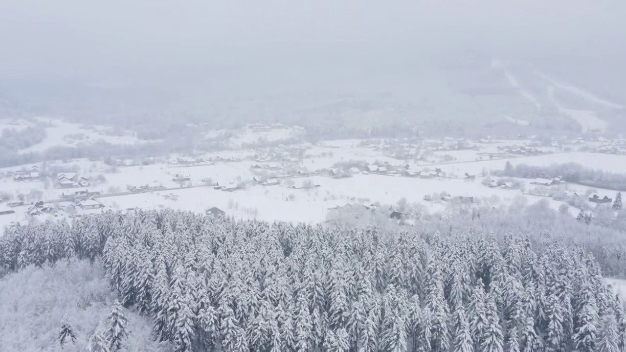 无人机拍摄的乡村在美丽的冬日。大自然的灵感。平静的和平。以雪山为背景的乡村小建筑景观。旅游和旅游胜地视频素材