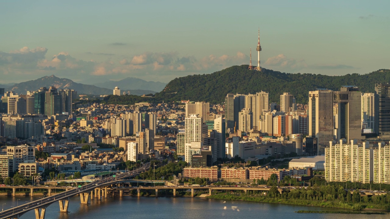 白天——韩国首尔市中心/龙山区的元晓大桥、江边北路和汉江附近的N首尔塔视频素材