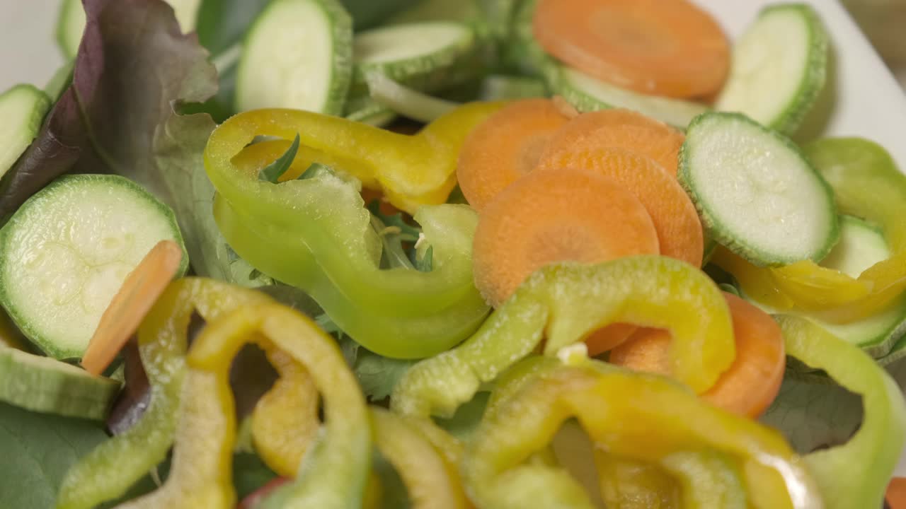 混合蔬菜食品，健康的素食素食餐，地中海饮食混合，生胡萝卜片西葫芦胡椒沙拉视频素材
