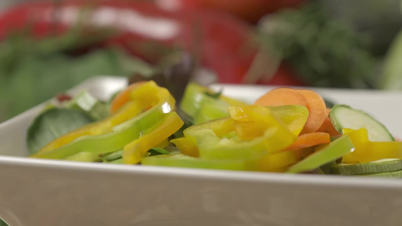 混合蔬菜，健康的素食素食餐，地中海饮食食品混合，生胡萝卜片西葫芦胡椒沙拉视频素材