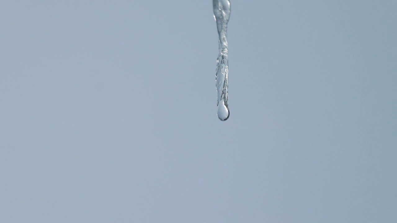 水滴从融化的冰柱上落下视频素材