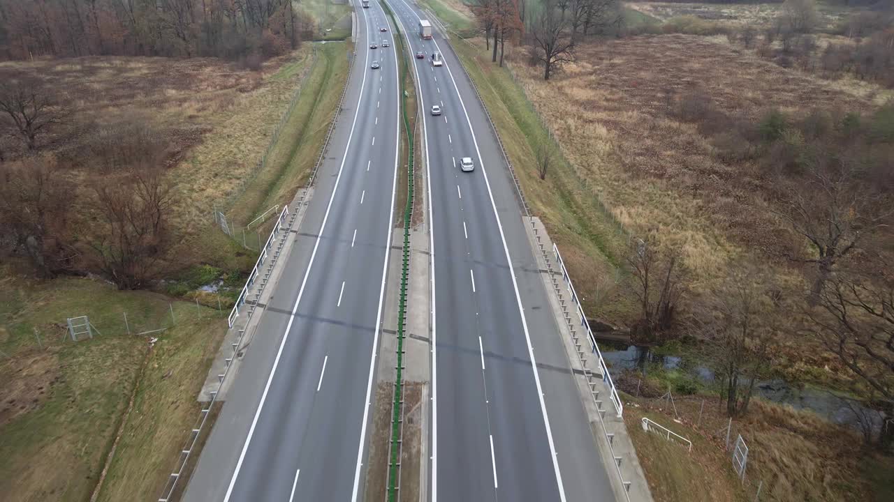 高速公路上行驶的汽车，鸟瞰图视频素材