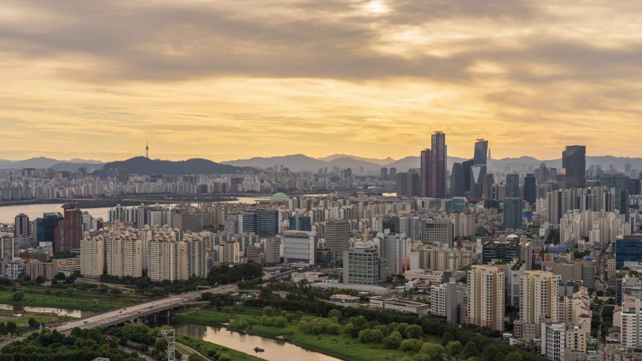 上午——韩国首尔，木区和汝矣岛金融区(阳川区、永登浦区、麻浦区)的市中心，汉江、安阳川川、N首尔塔、首尔国际金融中心的日出视频素材