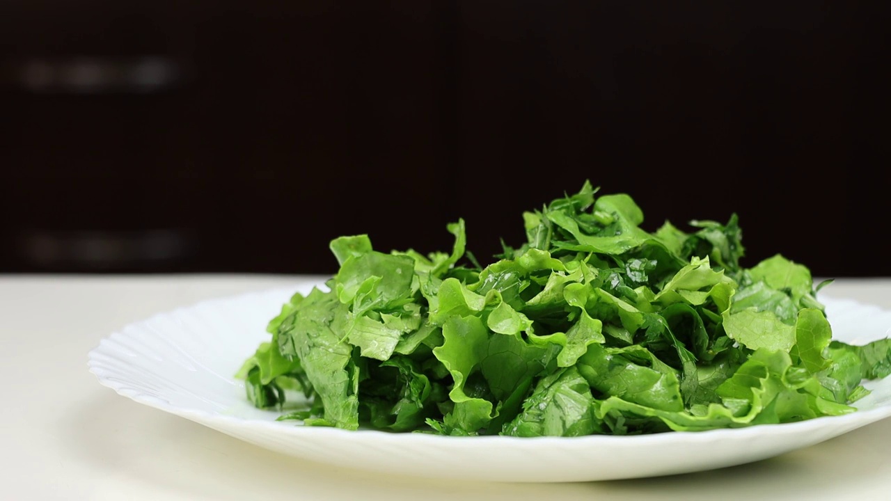 将新鲜的蔬菜沙拉端上桌——健康饮食的理念。视频素材