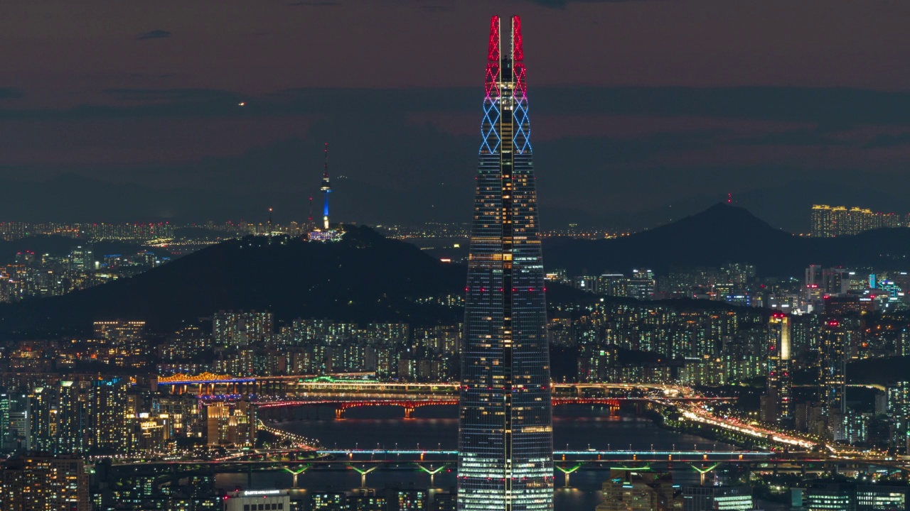 首尔蚕室区松坡区市中心的汉江、N首尔塔、乐天世界塔的夜景视频素材