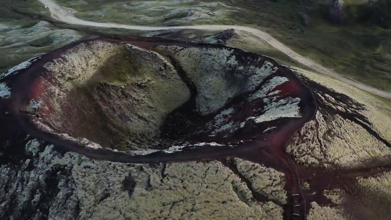 空中拍摄的特写镜头显示了冰岛高地上一个不寻常的火山口视频素材