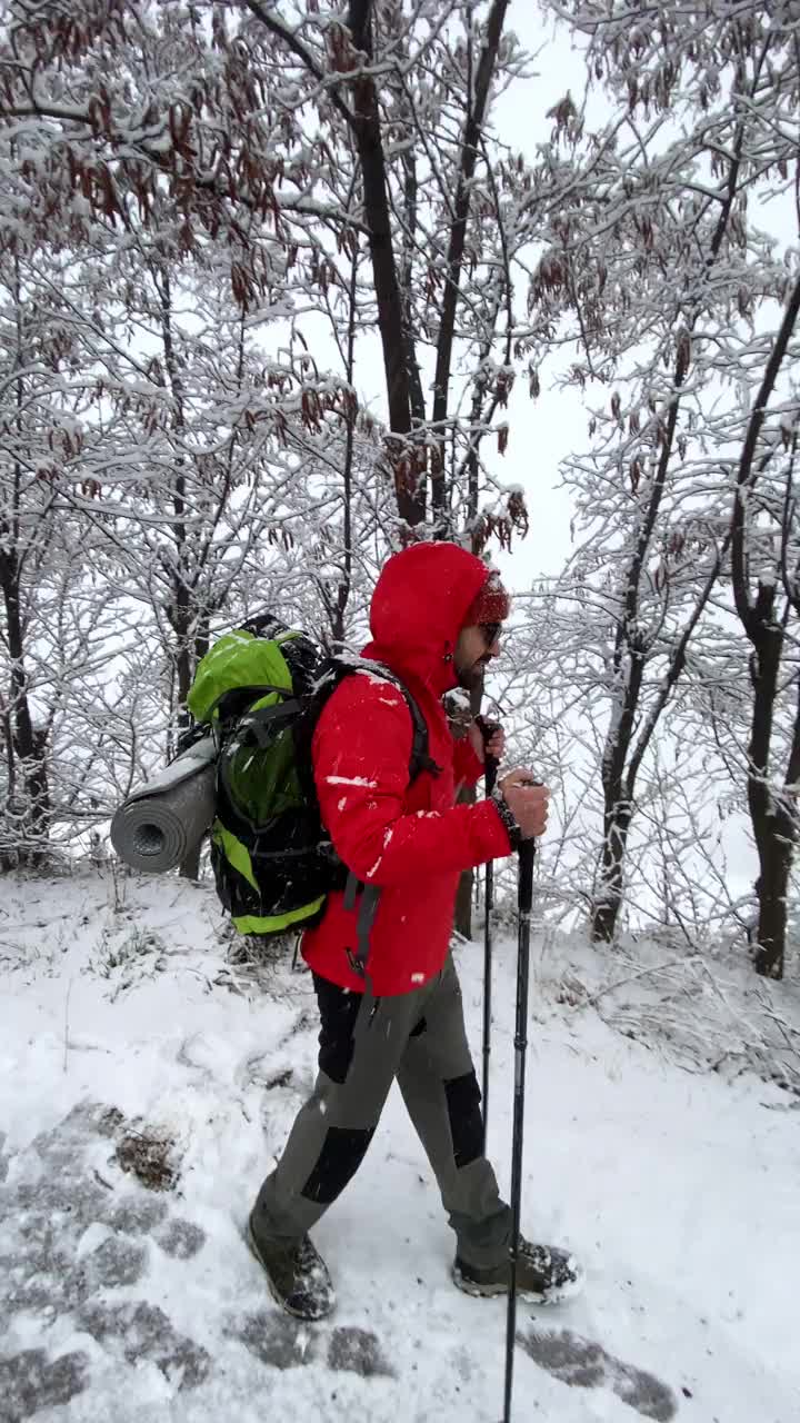 男子登山者站在山顶的山腰上视频素材