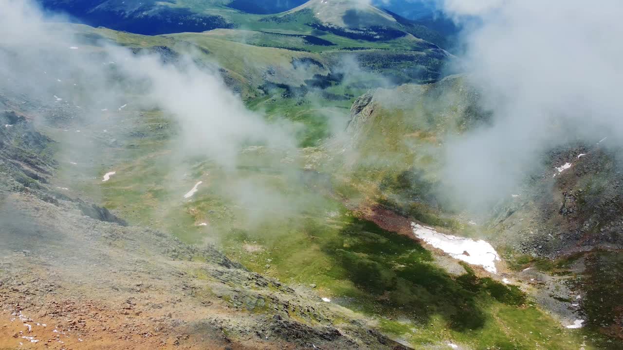 从科罗拉多州埃文斯山鸟瞰风景视频素材