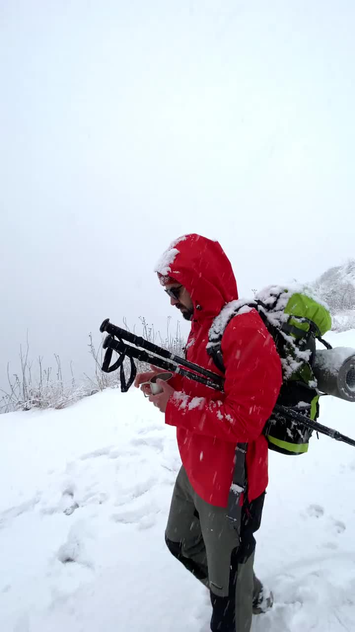 男子登山者站在山顶的山腰上视频素材