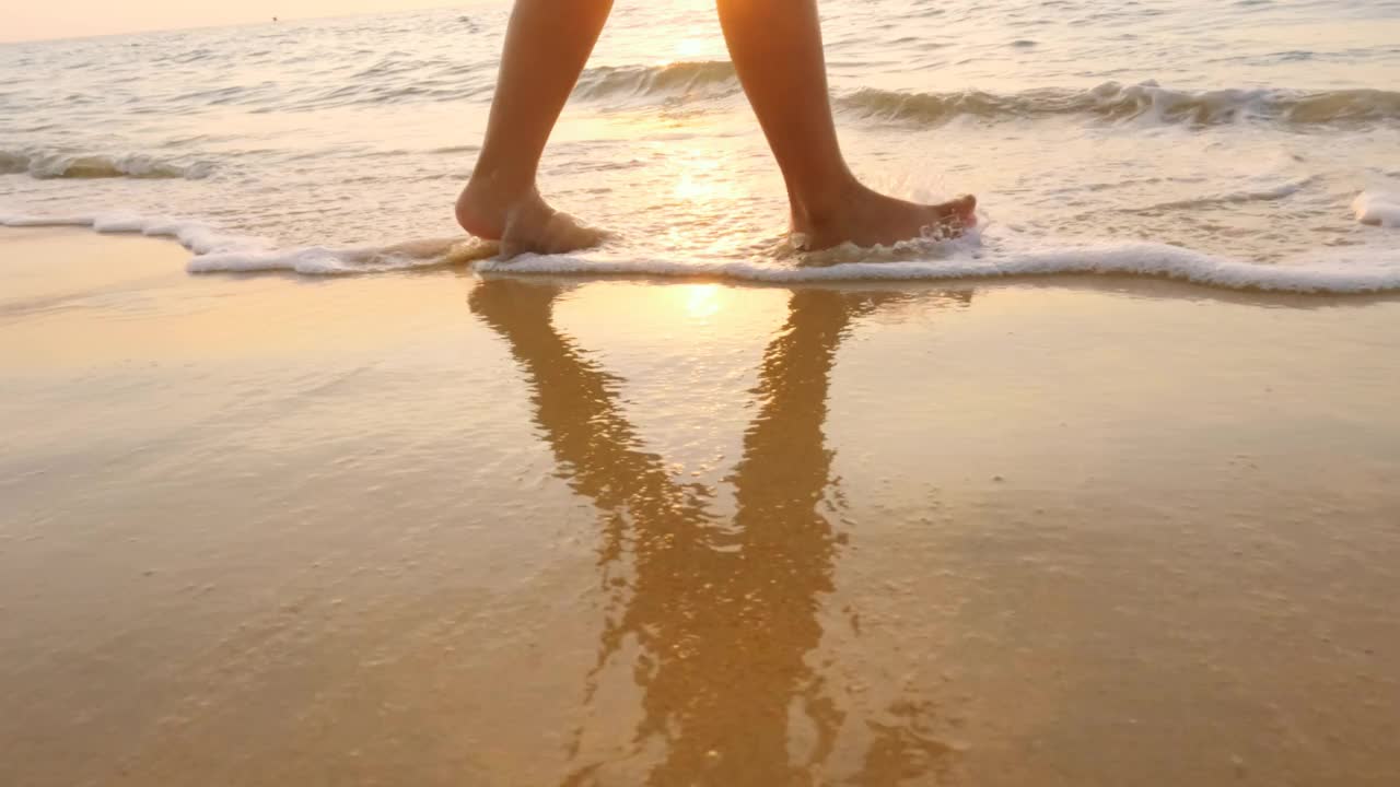 女孩们在日落时走在海滩上视频素材