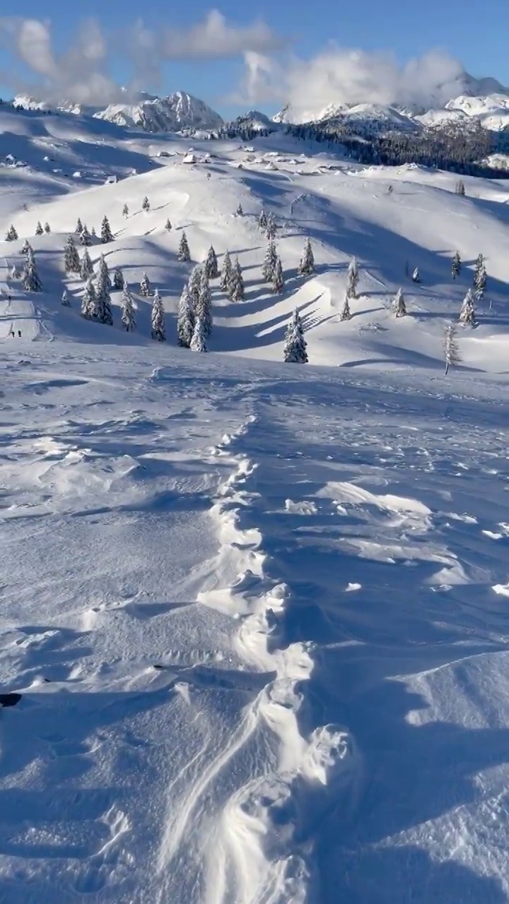 视角:在用劈板攀爬雪山之前，抬头仰望雪山视频素材