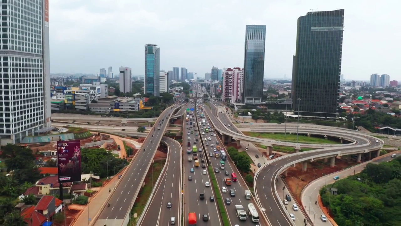 Depok Antasari收费公路交汇处的交通情况视频素材