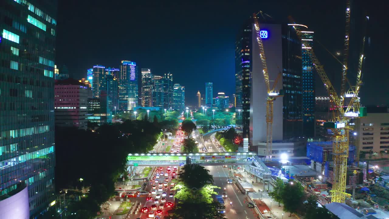 夜间道路交通拥堵的航拍照片视频素材