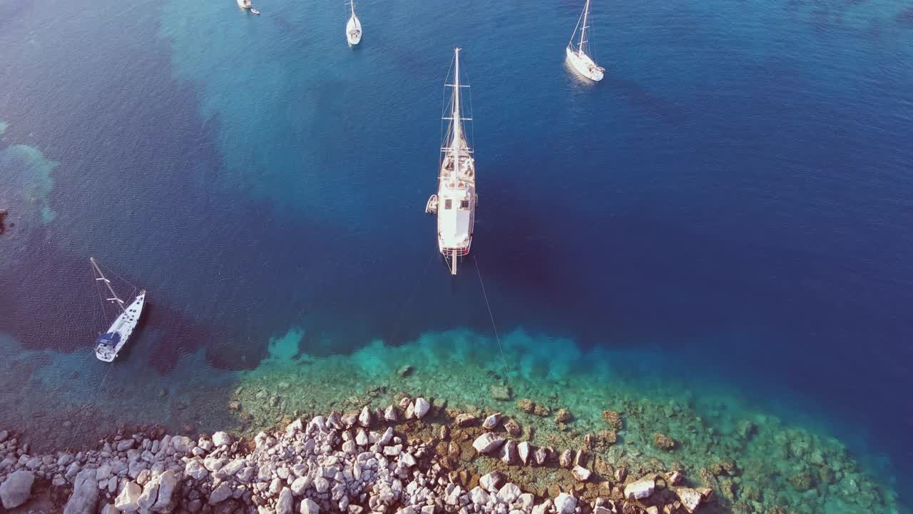 豪华游艇停泊在湛蓝碧海的海湾视频素材