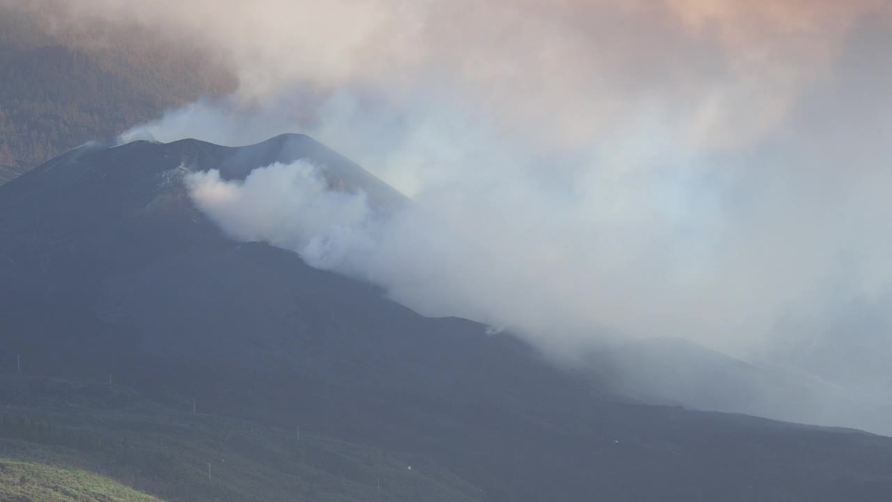 火山喷发。俯瞰康伯维哈火山，浓烟和熔岩柱从主锥中喷出。视频素材