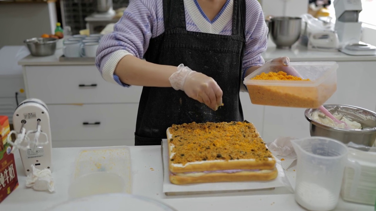 女厨师正在做蛋糕视频素材