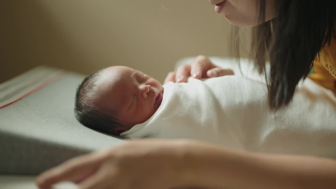 母亲和她的儿子共度神奇时光。视频素材