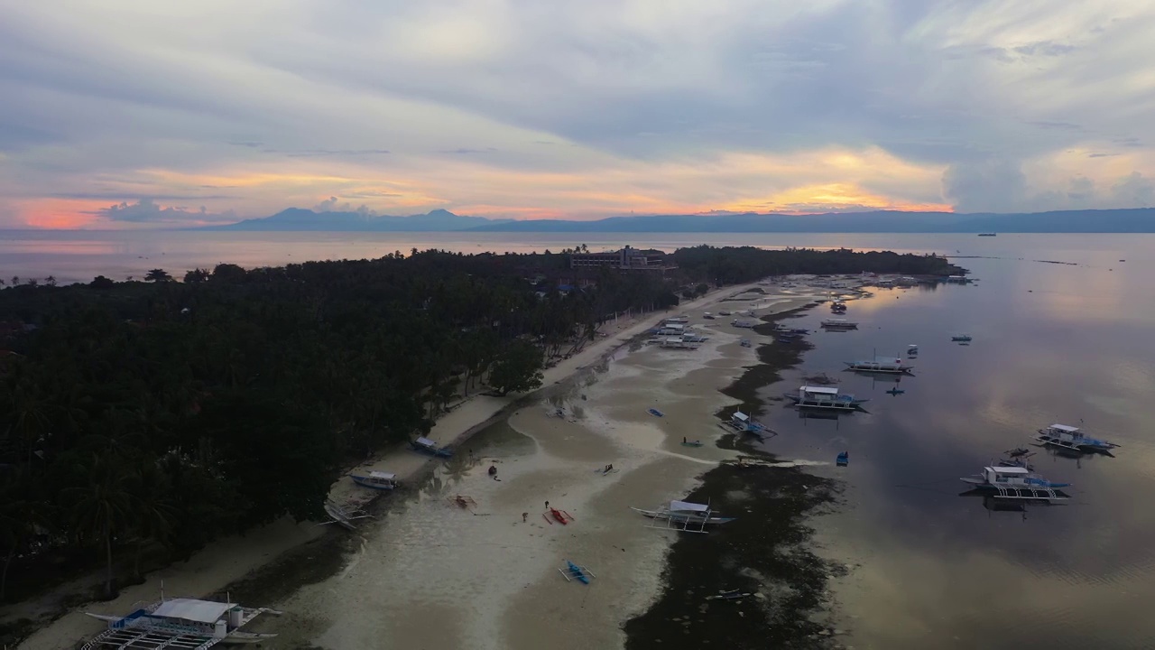 海上的日落。从山顶俯瞰的景色视频素材